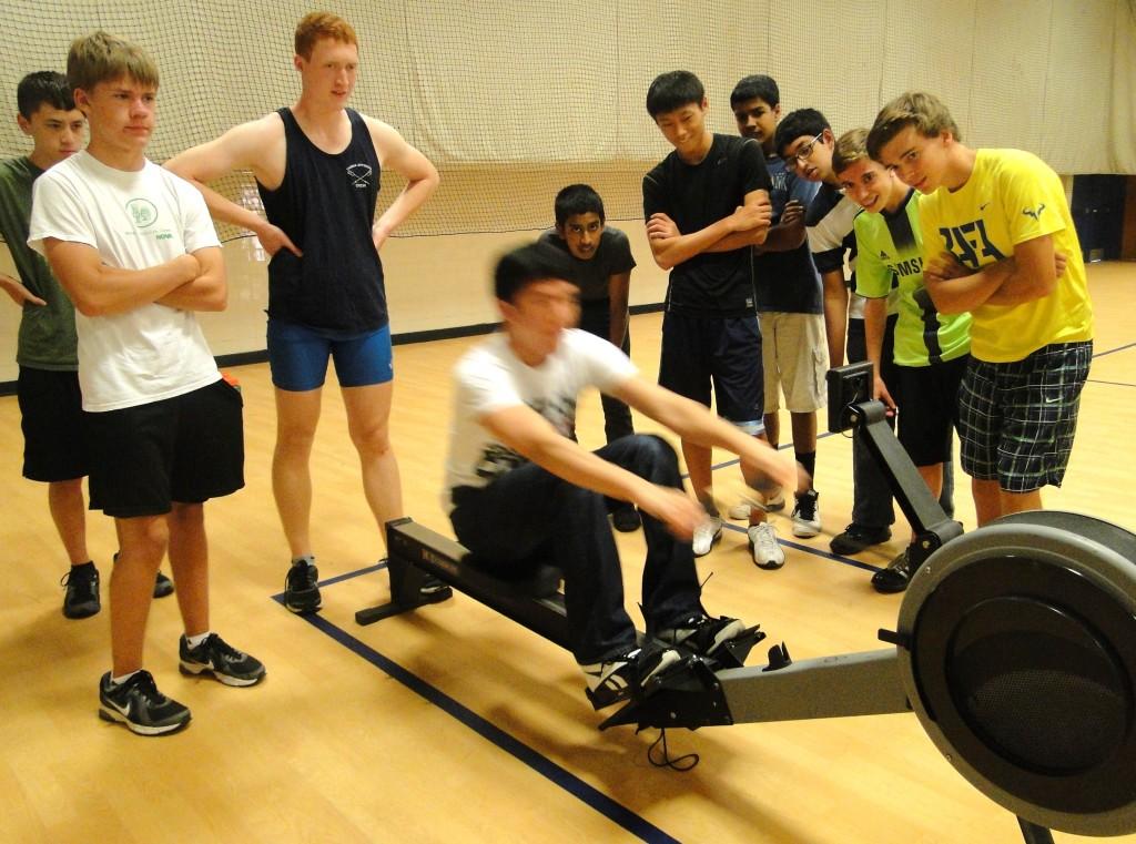 Senior+Tyler+Kim+ergs+during+eighth+period+crew+conditioning.