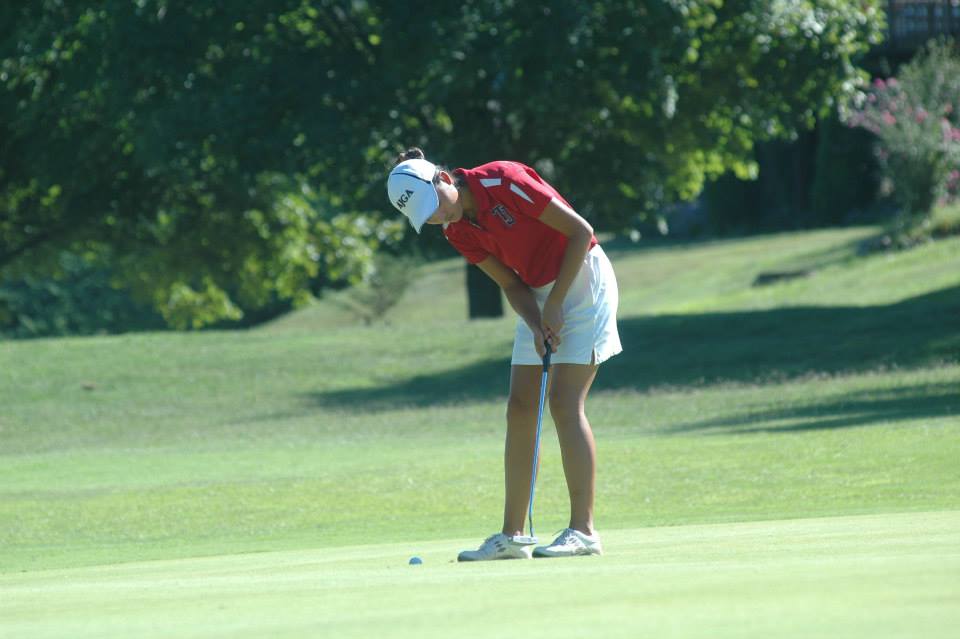 Junior Julie Luo putts on the green. Photo courtesy of Chris Prak.