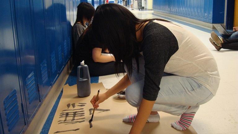 Members of Japanese National Honor Society (JNHS) are preparing for the calligraphy performance that will be presented during the Oshogatsu Festival. 