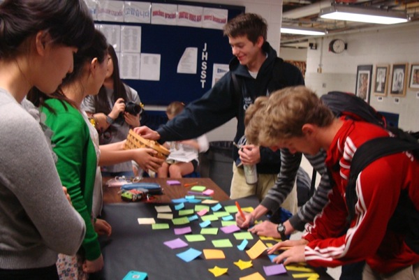 Jefferson students wrote messages on post-it notes to remember the South Korean ferry tragedy and posted them on the poster. Students also received yellow and black ribbons to commemorate the deceased and missing passengers.