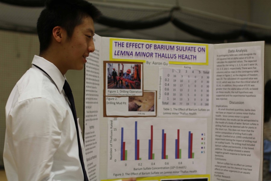 Sophomore+Aaron+Gu+explains+his+project+at+the+2015+Science+Fair.