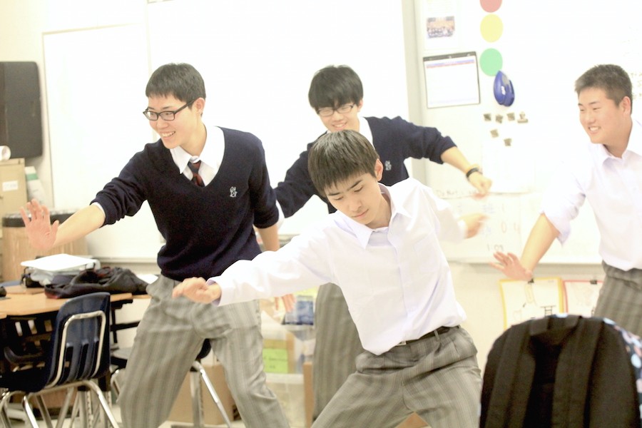 On March 4, students of Wakayama Chiben School dance in the Japanese trailers during eighth period.