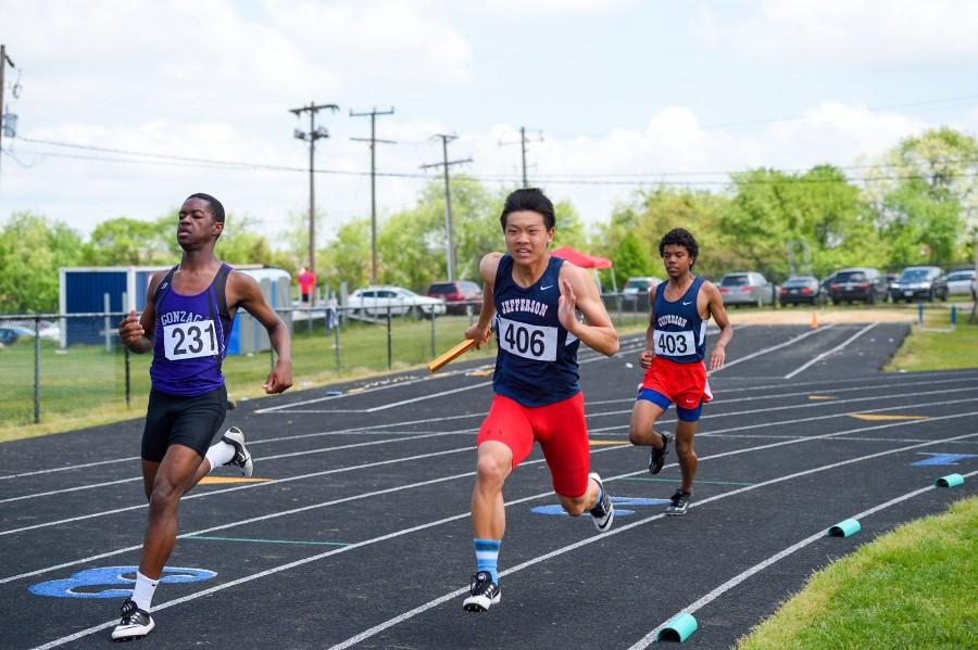 After+receiving+the+baton+from+sophomore+Jacob+Adolphe%2C+Junior+Jesse+Cai+goes+all-out+during+the+boys+4x100+relay.