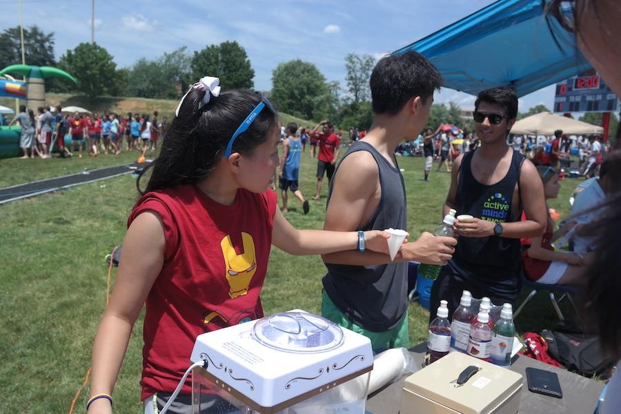 Sophomore Laura Chu assists her club in selling treats on J-Day, held on June 12.