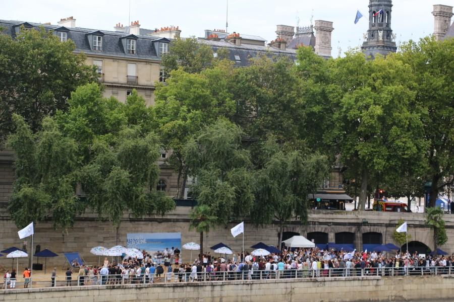 Pro-Israelis celebrate Tel Aviv along the shore of the Seine River (Katherine Du)