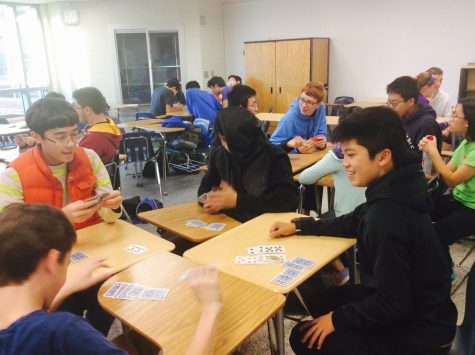 Freshmen Michael Kruppa (left) and Kevin 
Chung (right) enjoy their 8th period 
blocks by participating in bridge club with friends and classmates.  
