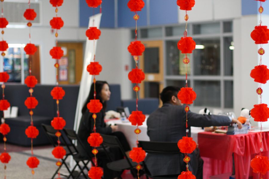 Volunteers greet visitors. 