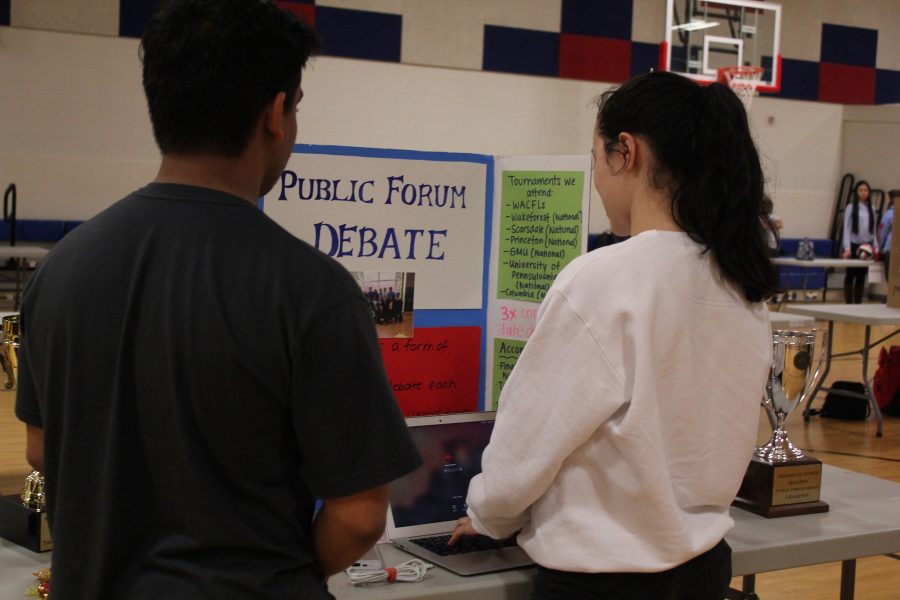 Rising freshmen learning about Jefferson's Public Forum Debate team.