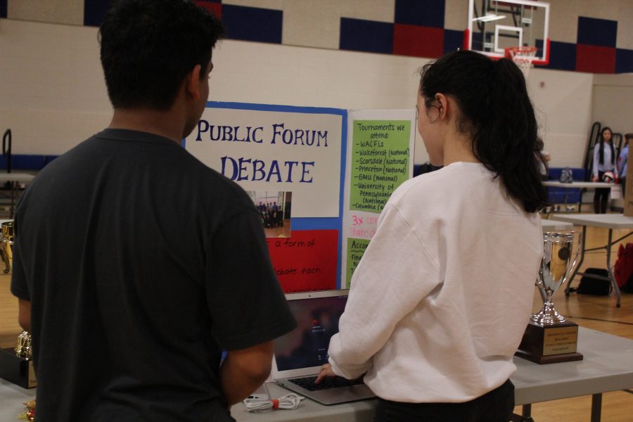 Rising freshmen learning about Jeffersons Public Forum Debate team.