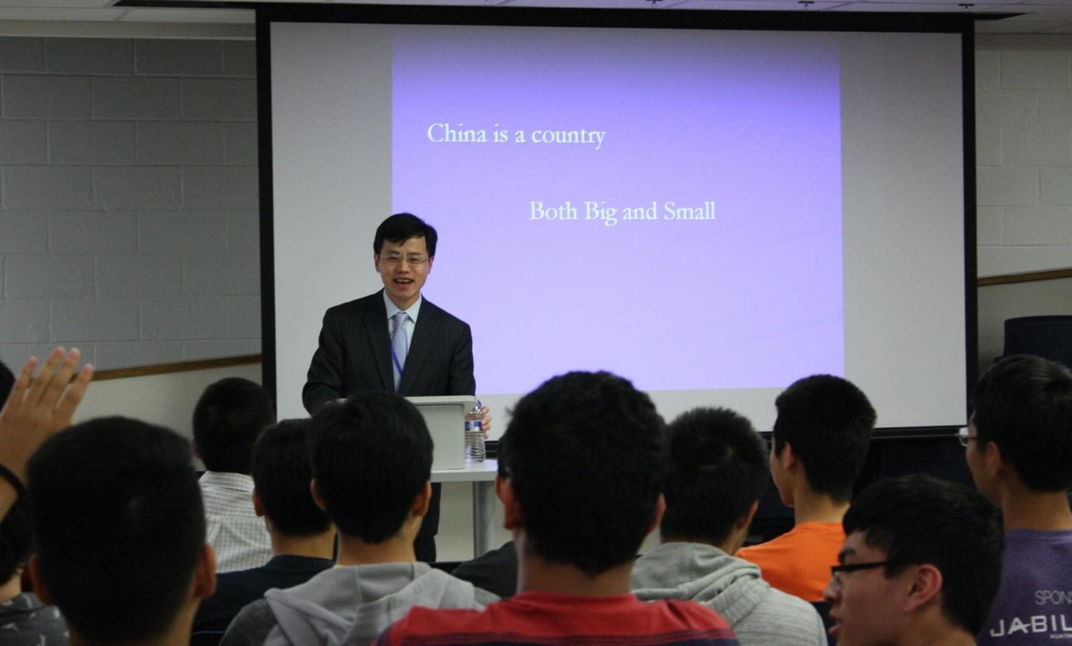 Tang explains the difference between the age of China’s cultural history compared to the youth of its modern political history to students.
