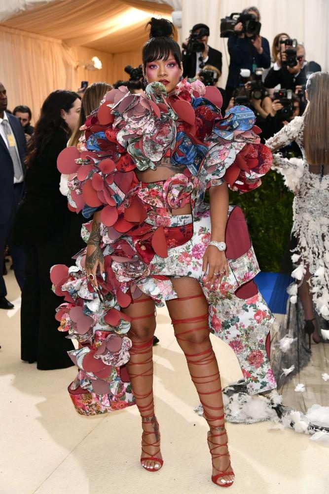 Rihanna+attending+the+Met+Gala+in+her+dress+from+Comme+des+Gar%C3%A7ons%E2%80%99+2017+couture+line
