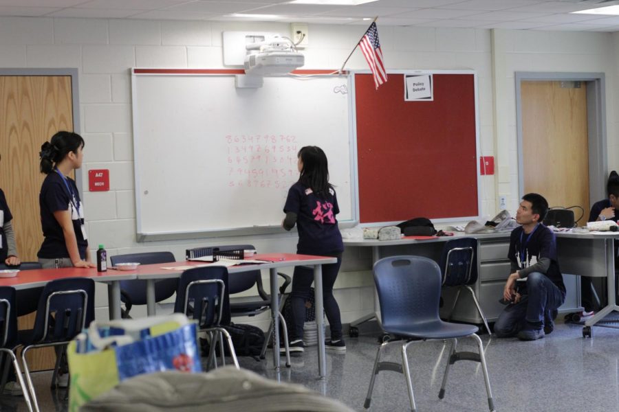 A Japanese exchange student performs rapid calculations using soroban, a traditional Japanese mental abacus technique, during the cultural exchange activity. The activity took place on March 7 during eighth period. 