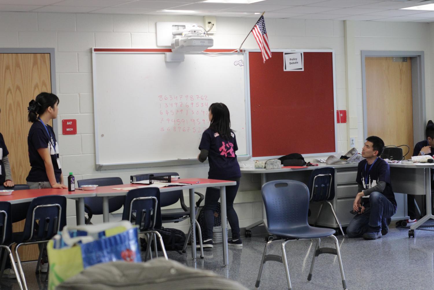 A Japanese exchange student performs rapid calculations using soroban, a traditional Japanese mental abacus technique, during the cultural exchange activity. The activity took place on March 7 during eighth period.