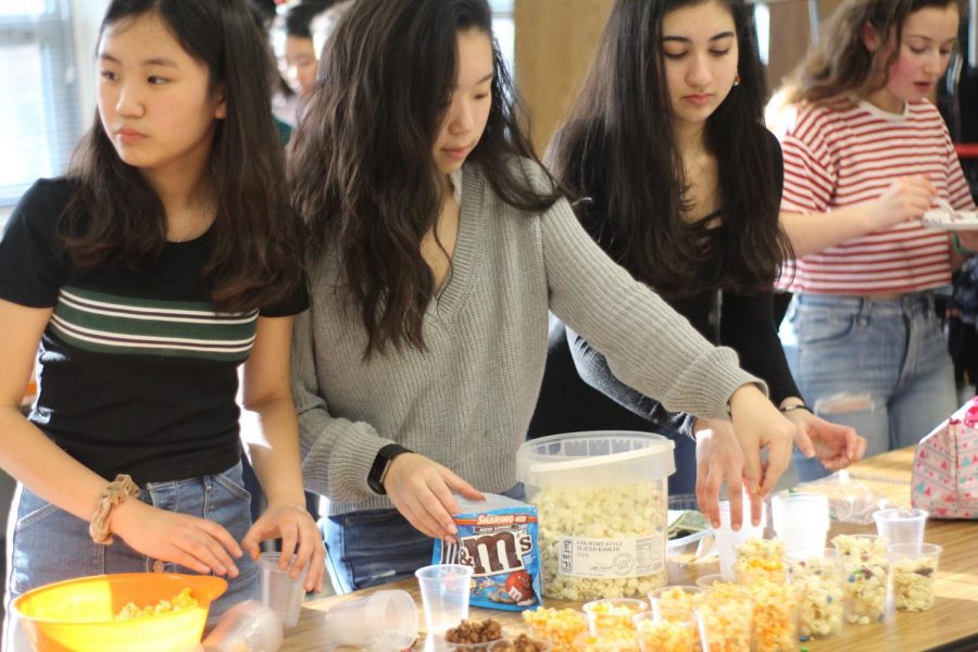 Sophomores Katherine Jia, Minjoo Song, Vyomika Gandhi, and Alexandra Friedman dish out colorful cups of different types of popcorn. These included regular buttered popcorn, caramel popcorn with m&ms, mint chocolate popcorn, and cheese popcorn. “I enjoyed being able to take part in the FBLA Marketplace, as it was a great way for people to learn how to market and sell things,” Jia said. 