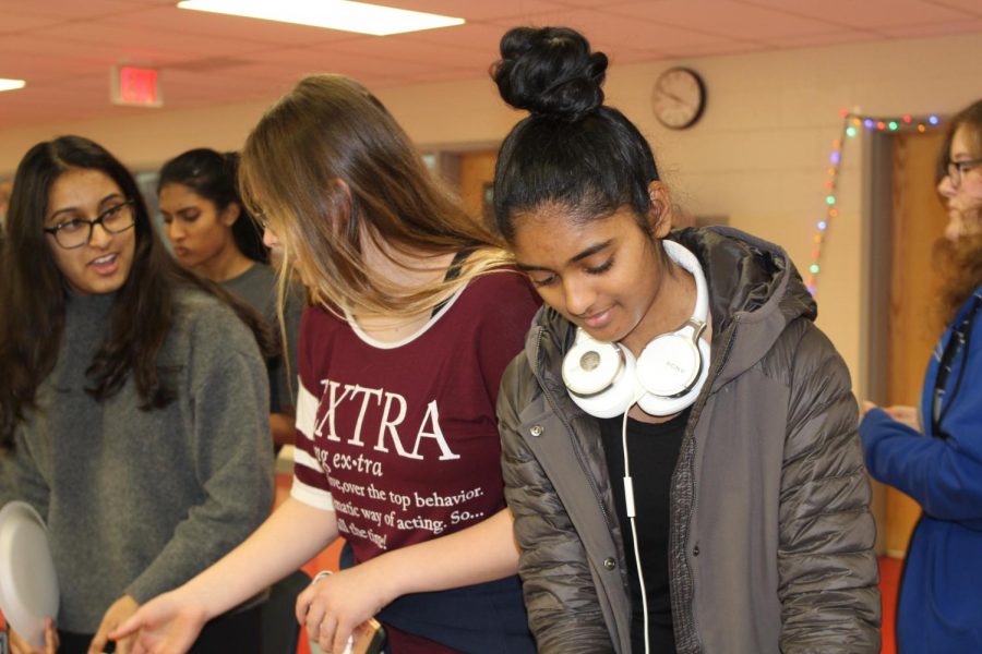 Along with others, senior Yukta Chidanandan, picks up some pizza.