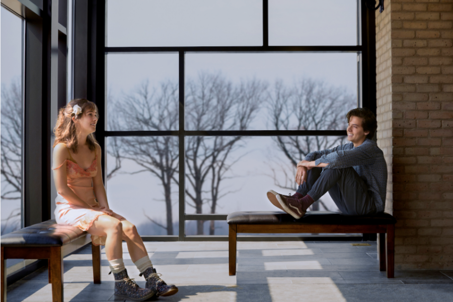 Stella (Haley Lu Richardson) and Will (Cole Sprouse) sitting in the hospital ward together. In order to not catch each others bacteria, they must remain six feet apart at all times. 