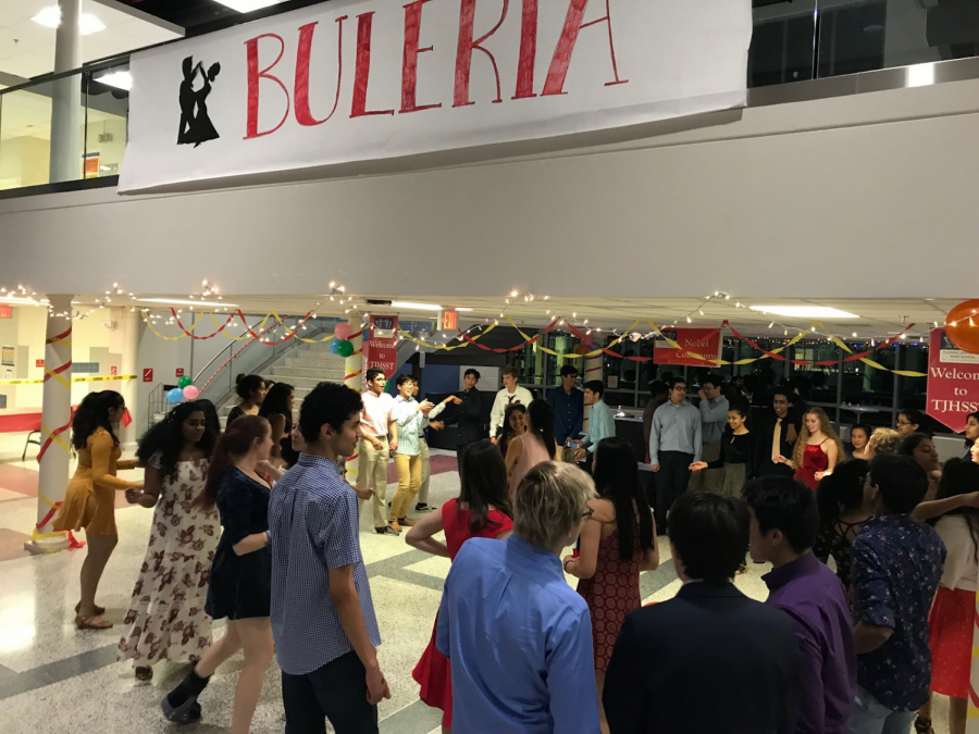 The crowd circles around as Buleria’s dance party begins. Photo courtesy of Kirthi Kumar.