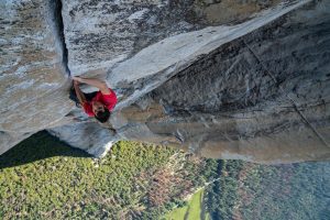 Ascending up El Capitan, Alex Honnold uses no ropes for support. Free Solo captures his preparation for this climb as well as the climb itself.