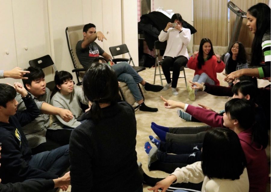 During the welcome party, Chiben Gakuen students played Mafia as an icebreaker with Jefferson students.