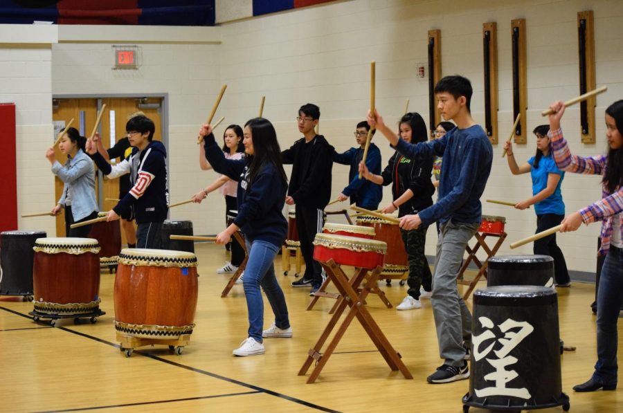 Determined+and+concentrated+at+the+task+at+hand%2C+students+under+the+guidance+of+taiko+artist+Mark+H.+Rooney+prepare+to+strike+the+taiko+drum.+Students+both+interested+in+Japanese+culture+and+involved+with+the+Japanese+program+attended+a+workshop+on+Friday%2C+March+22+to+immerse+themselves+in+the+Japanese+culture.+