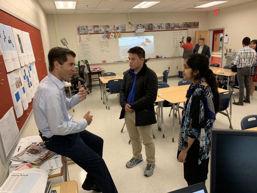 NBC News4 I-Team Investigative Reporter Scott MacFarlane discusses questions with students after class. MacFarlane and his team surveyed Jefferson's Journalism class and provided a lesson on effective journalism writing. "We wanted to chronicle how often phones buzz or ping students during the average class period," MacFarlane said. 