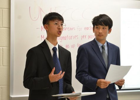 Delivering speeches during the UNFCCC committee, freshman Jordan Lee, left, and sophomore Sung-June Kim, right, represented the delegation of Brazil. Picture credits: Fiona Zheng.

