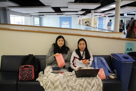 Eating popcorn and getting ready to make thank you cards, seniors Crystal Shi and Arwen Chandler sit on one of the couches in the Franklin Commons. “It’s a chance to relax just before break,” Chandler said.