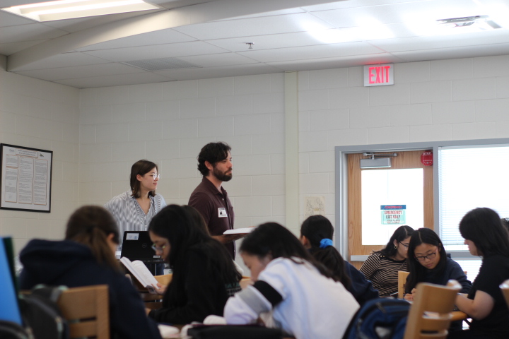 Writopia Lab manager Lucian Mattison oversees students working on a poetry activity in the library on Wednesday, Oct. 23. “I believe writing has a lot of benefits, even if it is just creative, that we kind of don’t really give enough credit [to it],” Mattison said. “Where in prose, narrative prose [and] poetry, on top of just the expression of the self and the expression of personal voice, we also tend to not emphasize enough that within prose and the creation and craft of prose, there’s a lot of technical stuff that goes into it.”