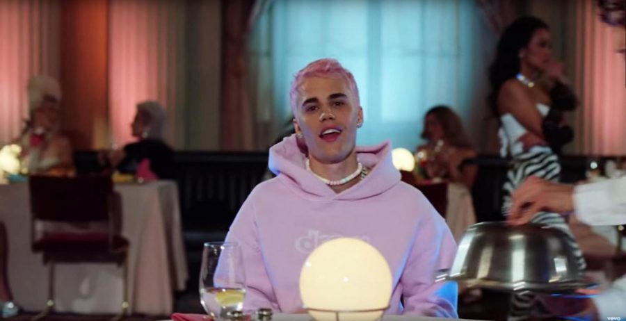 With freshly dyed pink hair and a clean pink hoodie, Bieber sings along while dining in a fancy restaurant for the “Yummy” music video.
