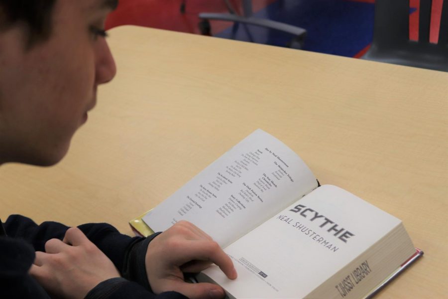 Freshman Gabriel Ascoli reads Scythe by Neal Shusterman. The book has won several awards, including the Printz Honor award and an ALA/YALSA Best Fiction for Young Adults top 10. Scythe is the first in the Arc of a Scythe trilogy.