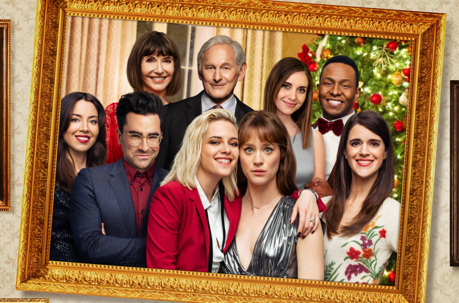 The+cast+of+%E2%80%9CHappiest+Season%E2%80%9D+in+front+of+a+Christmas+tree%2C+with+the+stars+Kristen+Stewart+and+Mackenzie+Davis+in+the+very+front.+