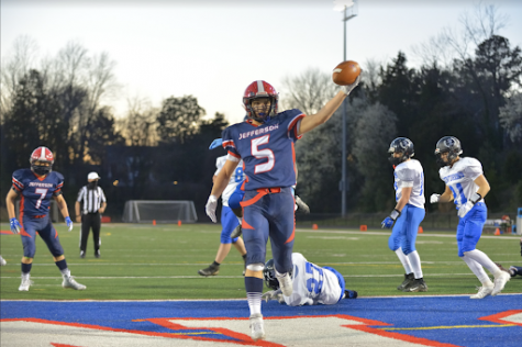 Senior running back Niko Economos (5) scores a touchdown for the Colonials in the second quarter, giving the Colonials a 6-0 lead.