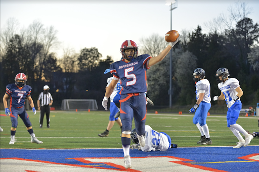 Senior+running+back+Niko+Economos+%285%29+scores+a+touchdown+for+the+Colonials+in+the+second+quarter%2C+giving+the+Colonials+a+6-0+lead.