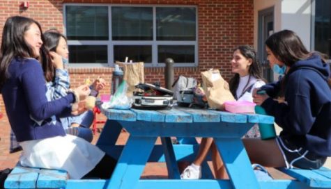Students eat lunch outside in the Nobel courtyard. On March 4, freshman and seniors last names L-Z returned to school amid the Coronavirus pandemic. “We never lost sight of keeping students, quality instruction, and wellness as our focus.” Jefferson Principal Dr. Bonitatibus said.