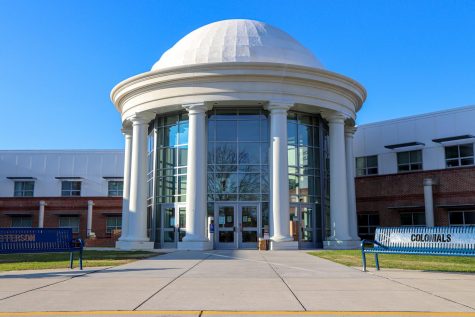 The TJHSST Admissions Office offered spots to 550 students to start ninth grade in Fall 2021. Parents, students, alumni, and FCPS officials have been discussing possible changes to the admissions process to make the demographic makeup of Jefferson’s student body closer to that of FCPS since the summer of 2020.