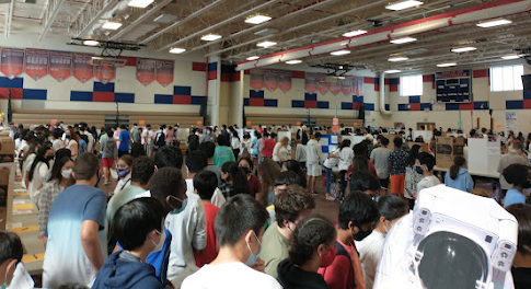 Jefferson freshmen examine over 50 activity fair stands set up by upperclassmen. 