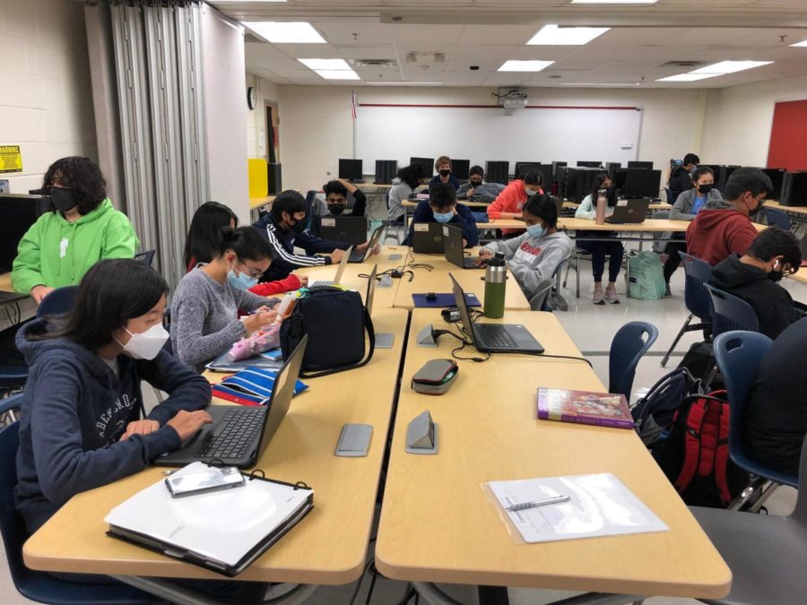 Hard at work in the computer science lab, Dr. Torbert’s class works on an assembly code project. This year, a more project-based approach to FoCS was implemented. “I think projects are much better because there’s less stress and you can do it on your own time,” freshman Japneet Kaur said.