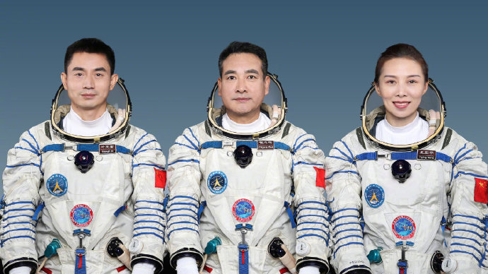 From+left+to+right%3A+Zhigang+Zhai%2C+Guangfu+Ye%2C+and+Yaping+Wang+sit+side+by+side.+They+are+the+current+taikonauts+in+China%E2%80%99s+space+mission%2C+and+will+be+the+ones+answering+questions+and+responding+to+video+submissions.