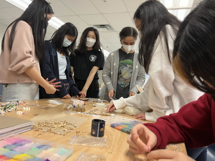 Students in the art club are making jewelry for the fund-raising event. “It seems like we have a lot of stress, and adding art to alleviate some of that [is a way to] take a break and think more freely,” sophomore Elina Li said.