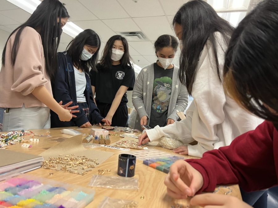 Students in the art club are making jewelry for the fund-raising event. “It seems like we have a lot of stress, and adding art to alleviate some of that [is a way to] take a break and think more freely,” sophomore Elina Li said.