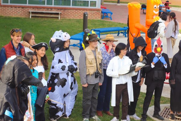 Contestants stand around the Nobel Courtyard to be judged for the “Best Overall” costume. “I didn’t expect that [many] people to be there, but it was really cool, and I got to see a lot of costumes,” Kuppusamy said.