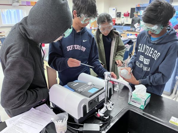 In biology labs, students Dominic Heywood, Elliot Oh, Ellie Wen, and Sudar Nachiappan test the absorbance of light from various algae bead solutions.
"First, we made algae into beads, and once they were fully solid, we could move them around. We placed them in little culture tubes where we added some water," freshman Dilo Hakimi said.