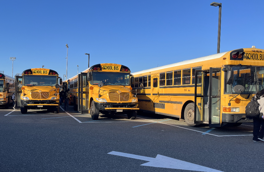 Loudoun+County+Public+School+%28LCPS%29+students+still+attend+school+in+Jefferson+after+two+snow+days+despite+worsening+conditions.+One+of+the+busses+broke+down+on+the+side+of+the+highway%2C+highlighting+the+importance+of+school+districts+taking+snow+safety+seriously.+