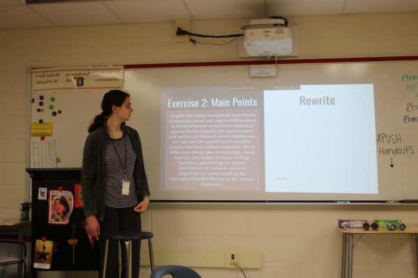 Junior and Writing Center board member Ophelia Tulchinsky grants participating students time to rewrite a sentence as part of her presentation on science writing.  “I enjoy being part of a community of writers that focus more on the process of writing, and less so on the final product and grade,” Tulchinsky said.