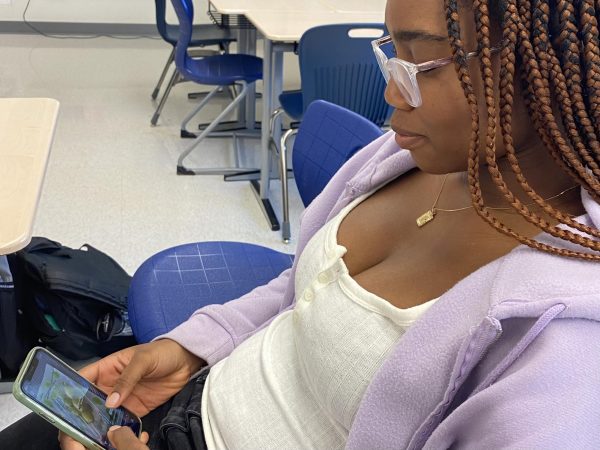 Sophomore Joycelyn Ansah scrolls through the Explore tab on Instagram, sharing the unique, short Reels she finds with her friends. 