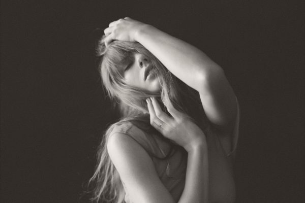A surprise addition to Taylor Swift’s eleventh album, “THE TORTURED POETS DEPARTMENT: THE ANTHOLOGY” features heartfelt songs with captivating melodies.