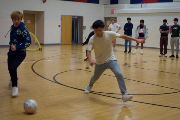 Jefferson students participated in a fun lunchtime tournament playing an indoor variation of soccer—futsal. The tournament allowed students to be competitive while still having lighthearted fun playing futsal, and also introducing people unfamiliar with the game to a new sport that they may enjoy. “At the competition, I saw people that didn’t play soccer, but still joined to tournament for fun, and there were a lot of people that didn’t play soccer just watching games. I think the tournament spread the joy of soccer (throughout Jefferson),” 2027 class council Vice President Tony Wang said. 
