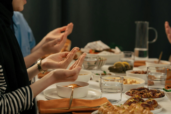 Family making du’a/praying before breaking their fast with Iftar after fasting for 7 hours.
