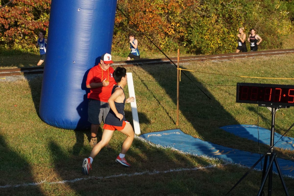Yuan finishes out the race with a time of 17:59, placing 16th. “I've run [at Burke Lake] a bunch of times. [It] makes you more experienced, so you know your general race strategy [and] to not go too fast,” Yuan said. “Practices [have been] helpful because they build up your general aerobic ability. They generally make you better [prepared].”