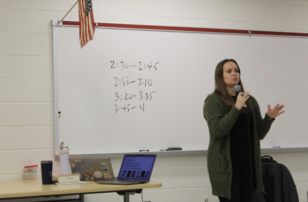 During the Curriculum Fair, Advanced Placement (AP) U.S. Government and AP Psychology teacher Ashley Craft explains the humanities classes for seniors. “Students should think about what they like to read, and if they like to learn in a combined paired HUM, or if they would prefer to not have a combined HUM,” Craft said. 